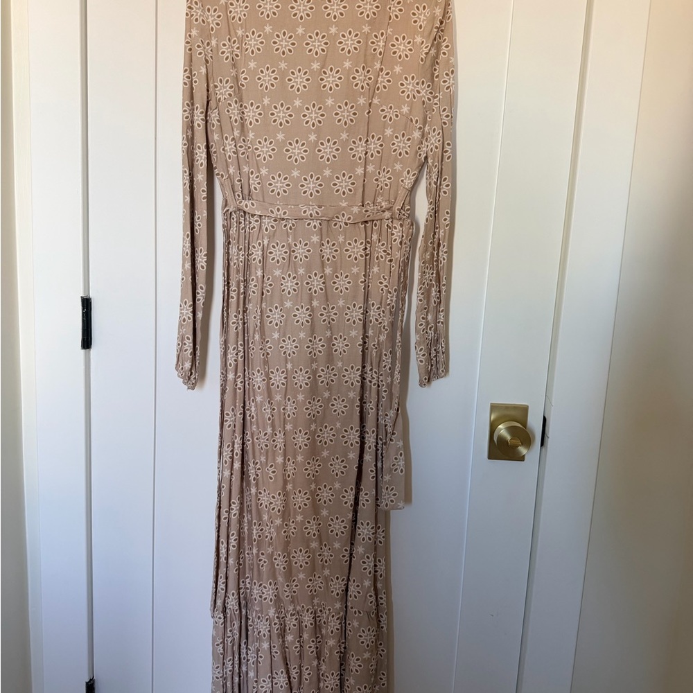 Chic Long Sleeve Floral Maxi Dress in Tan